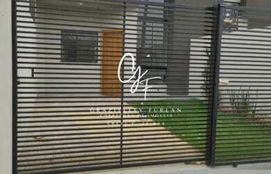 Imagem: A casa possui 2 Dormitórios, 1 Banheiro, 1 Vaga na garagem