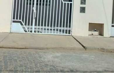 Imagem: A casa possui 2 Dormitórios, 1 Banheiro e 1 Vaga na garagem