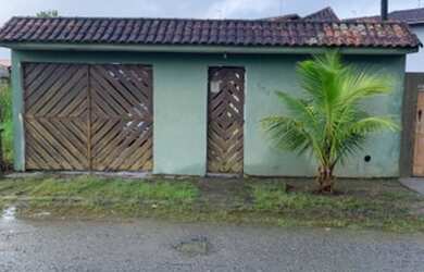 Imagem: A casa possui 2 Dormitórios, 2 Banheiros, 5 Vagas na garagem