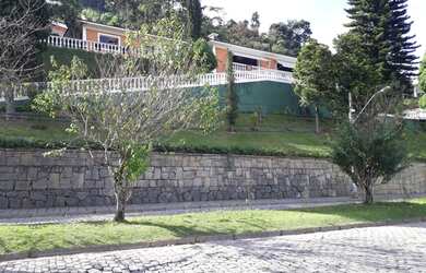 Imagem: A casa possui 4 Dormitórios, 5 Banheiros, 5 Vagas na garagem