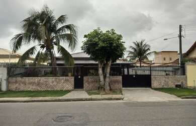 Imagem: A casa possui 4 Dormitórios, 3 Banheiros, 4 Vagas na garagem