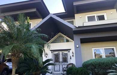 Imagem: A casa em condomínio possui 4 Dormitórios, 1 Banheiro, 2 Vagas