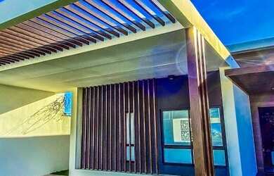 Imagem: A casa possui 4 Dormitórios, 3 Banheiros, 3 Vagas na garagem