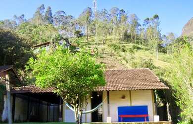 Imagem: A casa possui 3 Dormitórios, 1 Banheiro, 2 Vagas na garagem