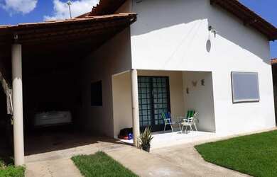 Imagem: A casa possui 3 Dormitórios, 2 Banheiros, 3 Vagas na garagem