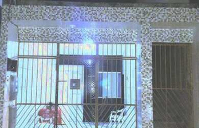 Imagem: A casa possui 3 Dormitórios, 1 Banheiro, 1 Vaga na garagem