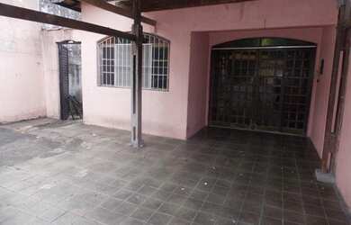 Imagem: A casa possui 3 Dormitórios, 2 Banheiros, 2 Vagas na garagem