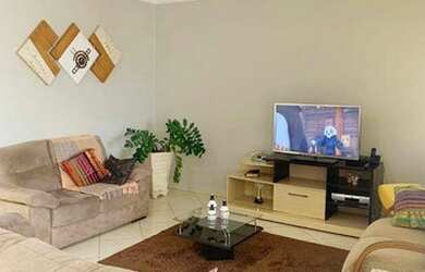 Imagem: A casa possui 4 Dormitórios, 4 Banheiros, 2 Vagas na garagem