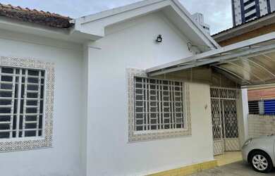 Imagem: A casa possui 4 Dormitórios, 4 Banheiros, 3 Vagas na garagem