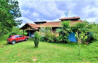 Imagem: A casa possui 3 Dormitórios, 4 Banheiros, 4 Vagas na garagem