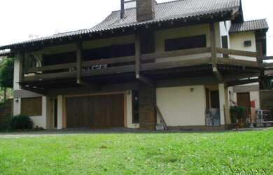 Imagem: A casa possui 3 Dormitórios, 4 Banheiros, 2 Vagas na garagem