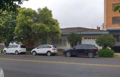 Imagem: A casa possui 4 Dormitórios, 2 Banheiros, 350m² de Área e