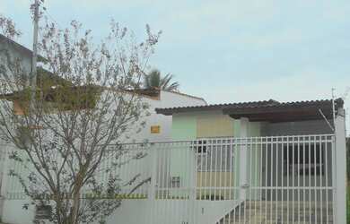 Imagem: A casa possui 3 Dormitórios, 2 Banheiros, 2 Vagas na garagem