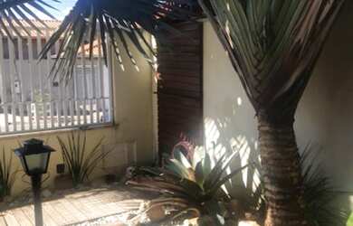 Imagem: A casa possui 3 Dormitórios, 2 Banheiros, 4 Vagas na garagem