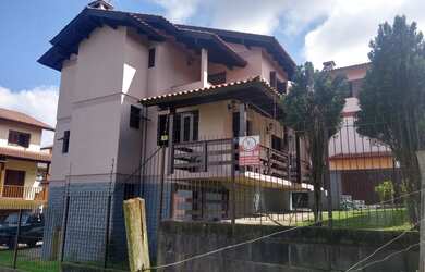 Imagem: A casa possui 3 Dormitórios, 4 Banheiros, 2 Vagas na garagem