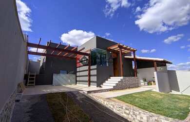 Imagem: A casa possui 3 Dormitórios, 1 Banheiro, 3 Vagas na garagem