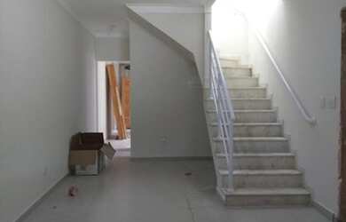 Imagem: A casa possui 3 Dormitórios, 2 Banheiros, 2 Vagas na garagem