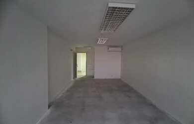 Imagem: O depósito possui 2 Vagas na garagem e 44m² de Área e está