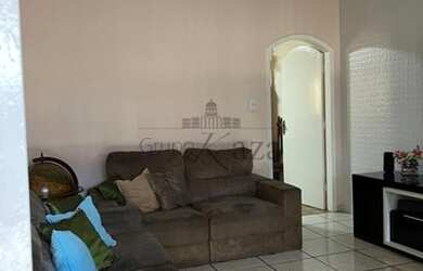 Imagem: A casa possui 4 Dormitórios, 2 Banheiros, 3 Vagas na garagem