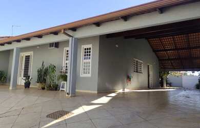 Imagem: A casa em condomínio possui 4 Dormitórios, 4 Banheiros, 5