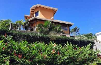 Imagem: A casa possui 3 Dormitórios, 1 Banheiro, 2 Vagas na garagem