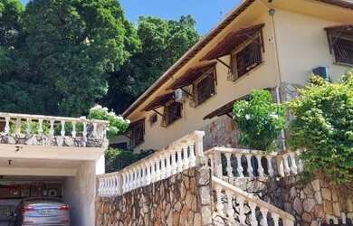 Imagem: A casa possui 4 Dormitórios, 5 Banheiros, 5 Vagas na garagem