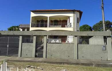 Imagem: A casa possui 5 Dormitórios, 2 Banheiros, 3 Vagas na garagem