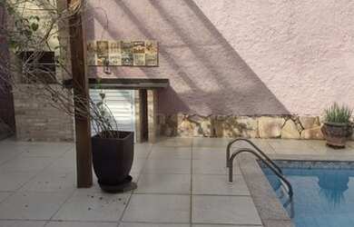 Imagem: A casa possui 4 Dormitórios, 5 Banheiros, 3 Vagas na garagem