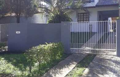 Imagem: A casa possui 4 Dormitórios, 3 Banheiros, 1 Vaga na garagem