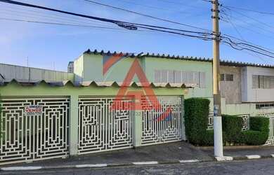 Imagem: A casa possui 4 Dormitórios, 3 Banheiros, 3 Vagas na garagem