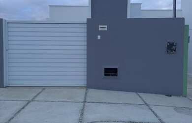 Imagem: A casa possui 3 Dormitórios, 2 Banheiros, 1 Vaga na garagem