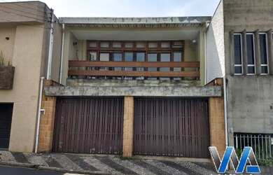 Imagem: A casa possui 4 Dormitórios, 4 Banheiros, 5 Vagas na garagem