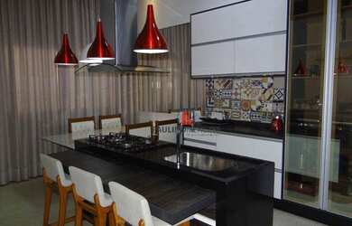 Imagem: A casa possui 3 Dormitórios, 1 Banheiro, 2 Vagas na garagem