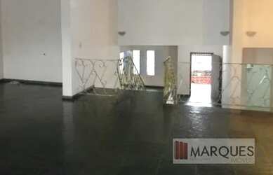 Imagem: O depósito para alugar possui 5 Vagas na garagem e 380m² de