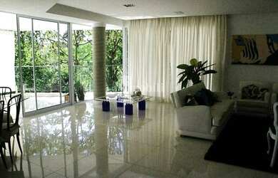 Imagem: A casa possui 3 Dormitórios, 5 Banheiros, 4 Vagas na garagem