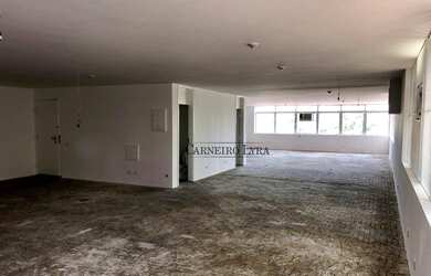 Imagem: O depósito possui 3 Vagas na garagem, 180m² de Área e está