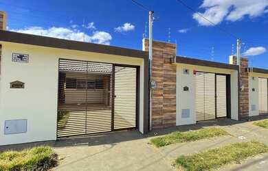 Imagem: A casa possui 2 Dormitórios, 2 Banheiros, 2 Vagas na garagem