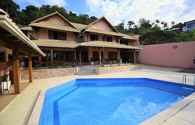 Imagem: A casa possui 4 Dormitórios, 5 Banheiros, 2 Vagas na garagem