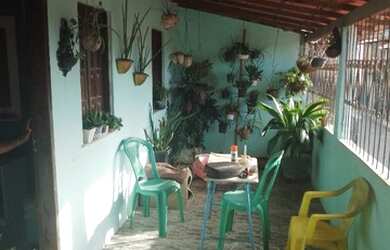 Imagem: A casa possui 4 Dormitórios, 2 Banheiros, 1 Vaga na garagem