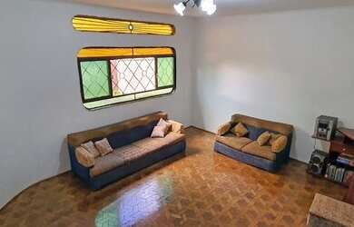 Imagem: A casa possui 5 Dormitórios, 4 Banheiros, 4 Vagas na garagem