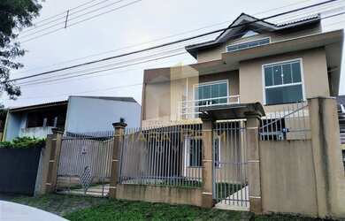 Imagem: A casa possui 3 Dormitórios, 4 Banheiros, 2 Vagas na garagem