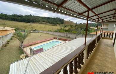 Imagem: A casa possui 2 Dormitórios, 2 Banheiros, 2.100m² de Área