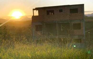 Imagem: O terreno possui 200m² de Área e está localizado em Virgem