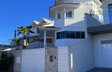 Imagem: A casa possui 3 Dormitórios, 5 Banheiros, 4 Vagas na garagem