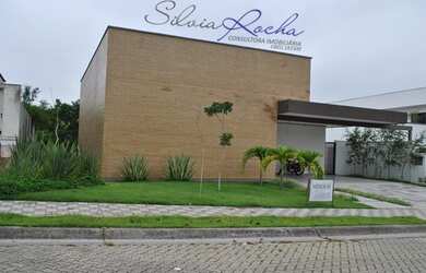 Imagem: A casa em condomínio possui 4 Dormitórios, 4 Banheiros, 385m²