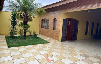 Imagem: A casa possui 5 Dormitórios, 5 Banheiros, 4 Vagas na garagem