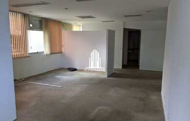 Imagem: O depósito possui 2 Vagas na garagem e 160m² de Área e está