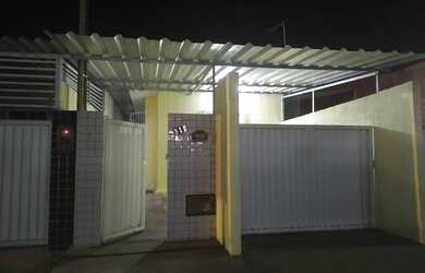 Imagem: A casa possui 2 Dormitórios, 2 Banheiros, 1 Vaga na garagem