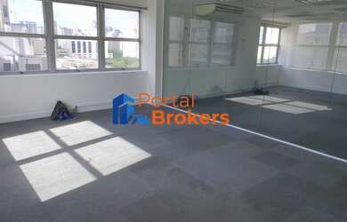 Imagem: O depósito possui 1 Vaga na garagem e 145m² de Área e está