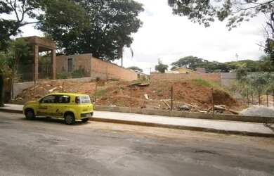 Imagem: O terreno possui 1.000m² de Área e está localizado em Bandeirantes